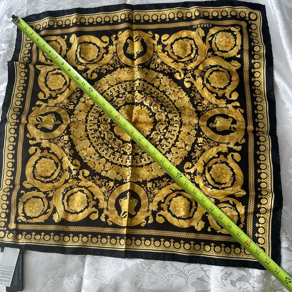 NEW with tag Authentic VERSACE BAROCCO LARGE SILK FOULARD SCARF - Picture 16 of 16